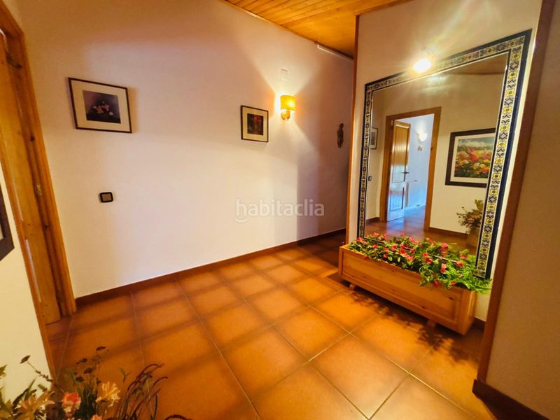 Foto f8b6023f-cc5c-423c-9668-bf85fac10108. Masia amb xemeneia aparcament a Cornudella de Montsant