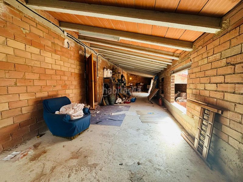 Foto f97b4aff-23e2-4166-b695-c9b7681c99b5. Masia amb xemeneia aparcament a Cornudella de Montsant