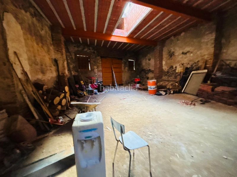 Foto fbddd67a-975e-4f80-b1ce-0fe8bc3a037c. Masia amb xemeneia aparcament a Cornudella de Montsant