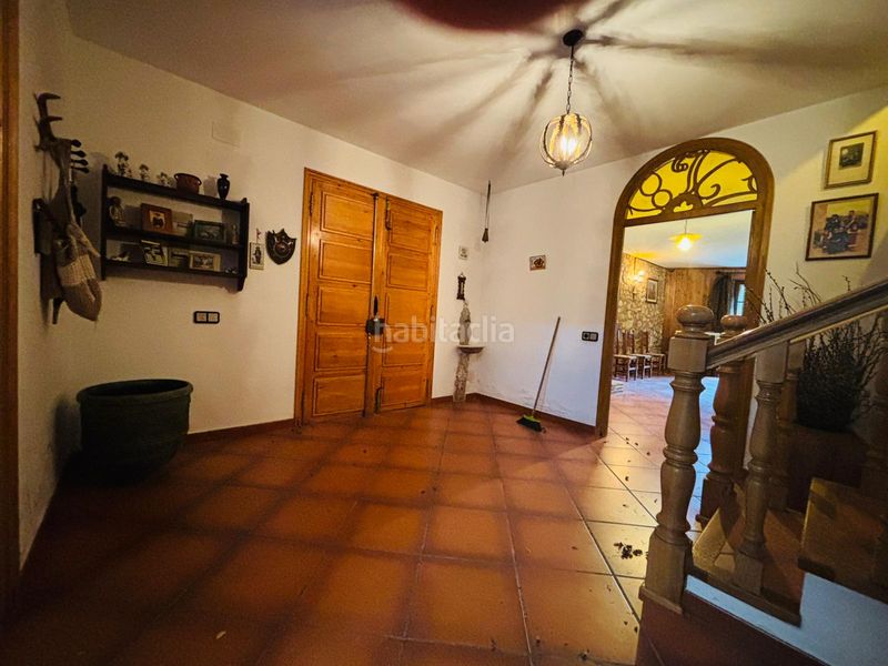 Foto fc17d947-4186-4523-97be-87c69103e803. Masia amb xemeneia aparcament a Cornudella de Montsant