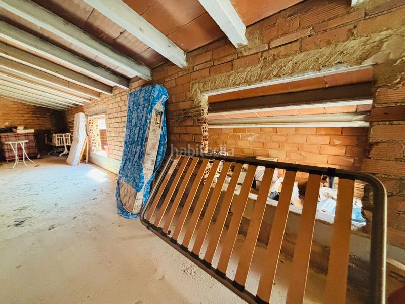 Foto fccb9c77-0dbd-4ab3-b529-f9c0a1a95ef5. Masia amb xemeneia aparcament a Cornudella de Montsant