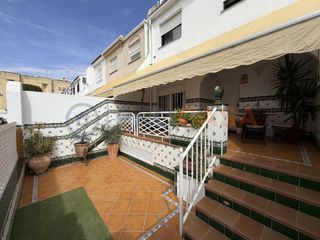 Haus in Salesianos. Casa de dos plantas  zona consolación, utrera