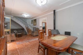 Casa en Avenida palomares 54. Tu nuevo hogar en el corazón de coria del río