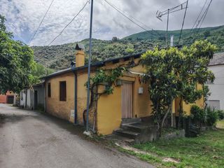 House in Puente de Domingo Flórez. Casa de piedra de planta baja con jardin, huerto y 26ha de terre
