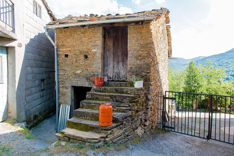 Foto 2f726932-8a6f-4ac1-8a07-5403c70ffb63. Casa amb calefacció a Vega de Valcarce