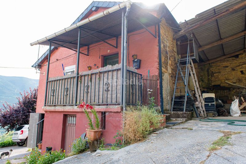 Foto b2bee2d9-3bac-4c15-ba61-0b1d6f7f9c2f. Casa amb calefacció a Vega de Valcarce