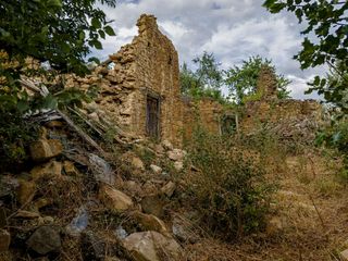 Casa a Fabero. Se vende casa de piedra derruida con amplio terreno en lillo, fa