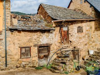 Casa adossada a Bembibre. Se venden dos casitas de piedra