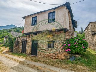 Maison jumelée à Borrenes. Se vende casa de piedra con patio en la zona de las medulas, fer