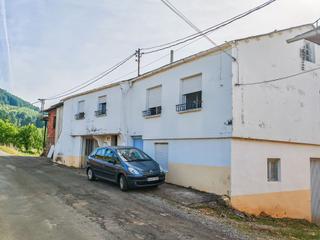 Casa a Arganza. Se vende amplísima casa con terreno en campelo, a pocos km de ca