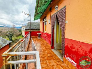 Xalet a Congosto. Casa con dos viviendas independientes  ideal para inversión o re