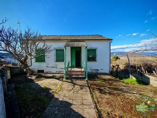 Chalet in Castropodame. Casita con gran terreno urbano y vistas a la montaña  oportunida