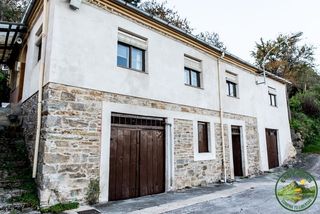 Chalet in Corullón. Casa de piedra reformada en lo alto de la montaña, con terreno y