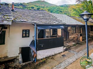 Chalet in Área Rural Sur. Casita de piedra de 300 años por solo 40.000