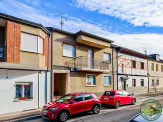 Chalet in Zona Alta. Se vende casa en ponferrada zona alta entre el castillo y hospit