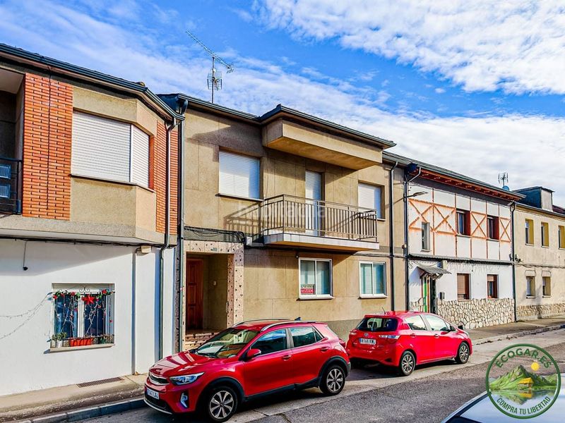 Foto a053d4bd-8f96-4533-a6a0-ad86e9d42b73. Xalet amb calefacció a Zona Alta Ponferrada