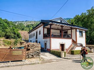 Xalet a Vega de Valcarce. Gran casa de piedra en el camino de santiago  la portela
