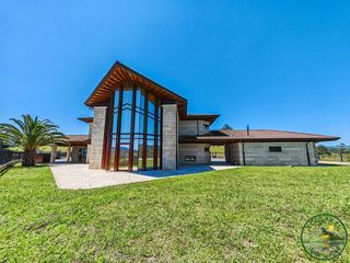 Chalet en Nava. Exclusivo palacete con finca ganadera de 140 hectáreas en el cor