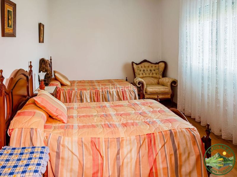 Foto 1d20cdd5-5405-4c25-9c07-63947a652bea. Chalet se vende amplísimo chalet en Cacabelos