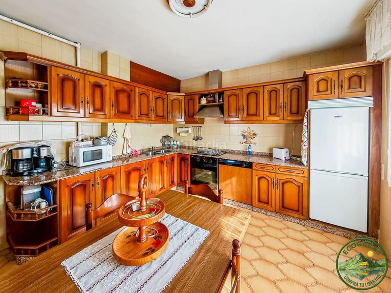 Foto 80cadba6-512f-453d-9e12-684b701eb8e5. Chalet se vende amplísimo chalet en Cacabelos