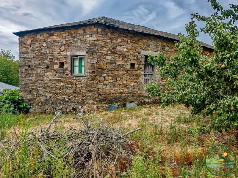 Foto aefdcdd6-fd33-4ece-97a0-cc2758d71573. Casa adossada a Trabadelo