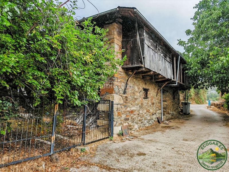 Foto b9e06df6-9d9d-4fab-9f23-7b9bb4e66b93. Casa adossada a Trabadelo
