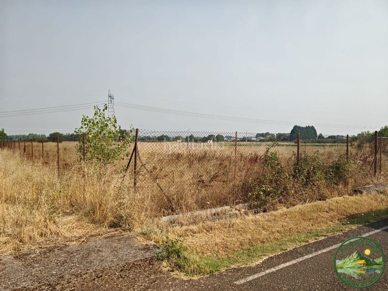 Foto f3a3553f-014c-4d2a-9d33-af7d392255be. Terreny residencial a Carracedelo