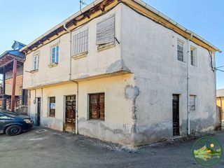 Casa adossada a Castropodame. Amplia casa en el centro de calamocos para reforma integral  ide