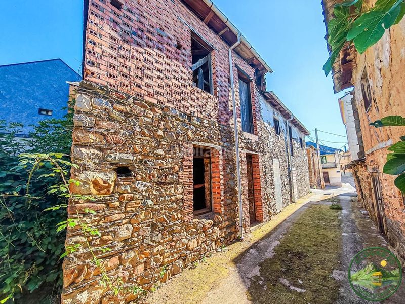 Foto e39baeff-a03b-455b-988e-2d68655821fe. Casa adossada a Castropodame
