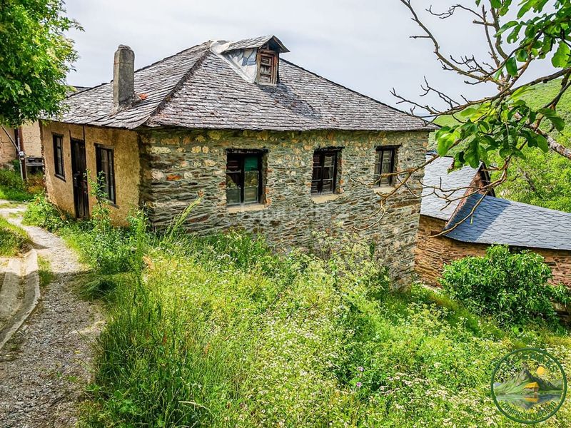 Foto 0ac2a463-52b1-4ef6-a3d1-f64b00ac8850. Casa adossada amb aparcament a Borrenes
