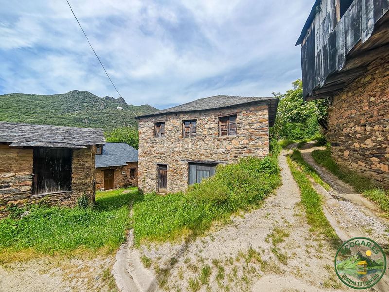 Foto f4013895-e328-4df1-8451-b4d984c1d1ff. Casa adossada amb aparcament a Borrenes