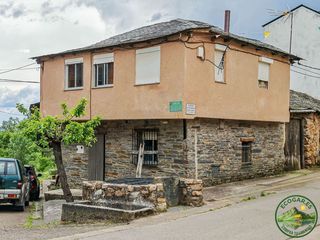 Xalet a Bembibre. Casa de piedra en rodanillo el bierzo  a reformar, con gran pote