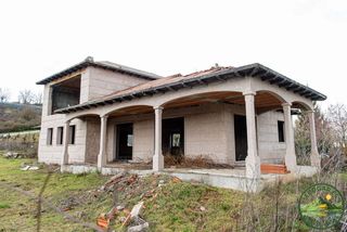 Chalet à Villadecanes. Amplio chalet de granito de porriño en toral de los vados, sin t
