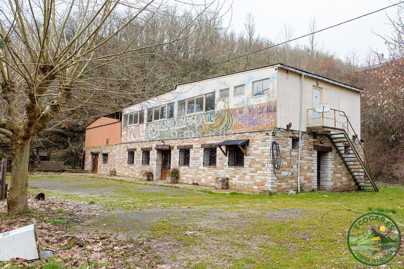 Foto e577ecfd-8b92-46fe-97cc-f4cb980a7c84. Casa amb aparcament a Vega de Valcarce