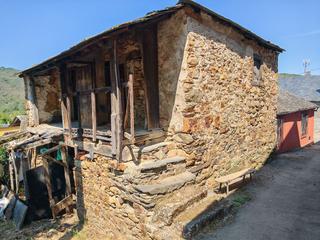 Masa en Toreno. Se vende casa de piedra totalmente para restaurar