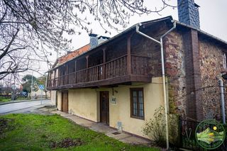 Xalet a Castropodame. Se vende impresionante casona tradicional de piedra