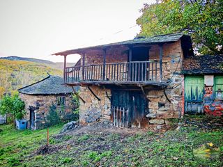 Casa adossada a Toreno. Se vende impresionante casa de piedra de 180m de planta en tombr