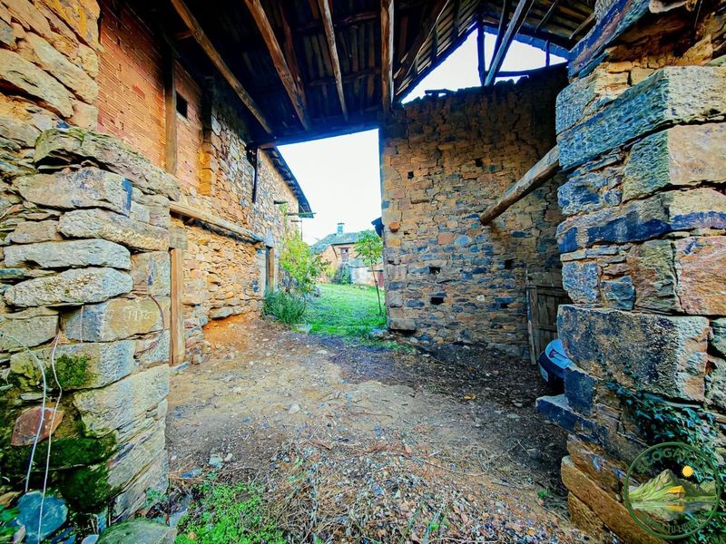 Foto a24096e4-d7f8-49b9-be0b-ebc89a264200. Casa adossada a Toreno