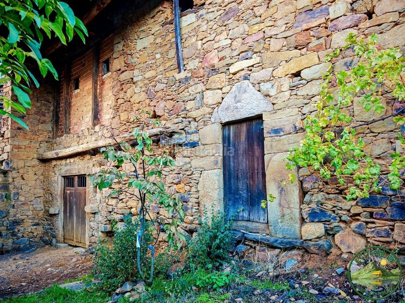 Foto bdd7d05d-48ed-4340-9f0f-2e0007015310. Casa adossada a Toreno