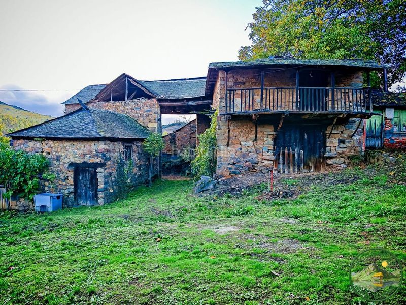 Foto f122f4f3-5eb9-415e-9b54-c8674bbe058c. Casa adossada a Toreno