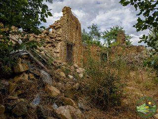 Xalet a Fabero. Se vende casa de piedra derruida con amplio terreno en lillo, fa
