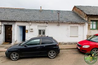 Chalet in Fabero. Se vende casa de planta baja en fabero