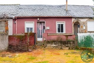 Chalet in Fabero. Casa de planta baja con jardín en fabero el bierzo leon casa de