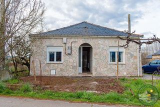 Chalet in Cuatro Vientos. Casita de planta baja con gran finca a un paso de ponferrada