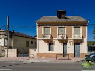 House  Avenida santalla de oscos. Casa con terreno para reformar en toral