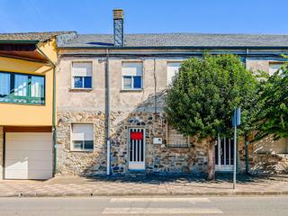 Maison à Castropodame. Se vende casa adosada con terreno entre ponferrada y bembibre