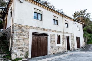 Casa en Corulln. Casa de piedra reformada en lo alto de la montaa, con terreno y