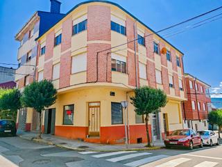 Pis a Bembibre. Se vende piso con 300m construidos y cochera en bembibre