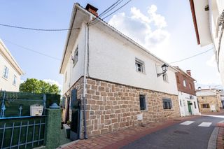 Casa a Fresnedillas de la Oliva. Céntrica y amplia casa de pueblo en fresnedillas