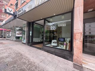 Geschäftsraum  De honorio lozano. Local comercial con escaparate y puerta de calle en honorio loza